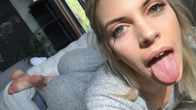 Bokep Amatir Asli – Si Pirang Ngewe Di Sofa