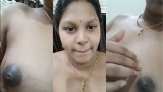 Desi Cewek Chennai Telanjang, Dia Remas-remas Teteknya Yang Gede.