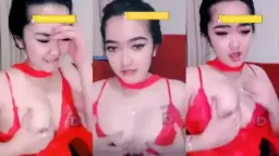 Nih, Pakai Lingerie Merah Biar Makin Menggoda Di Atas Ranjang.