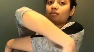 Video Nisha Buka Baju Tshirt Desi, Bikin Makin Pengen Lihat.