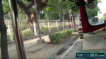 Bokep Thailand, Ibu Tiri Seksi Naik Tuk-tuk, Langsung Digocok Kontol Gede.