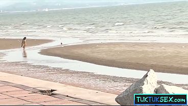 Gadis Thailand Digetar Di Pinggir Pantai, Diajak Main Sama Bule Kontol Gede.