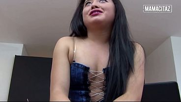 Goyangin Pantat Tebel Latinya Pake Rok Mini… Doi Gak Bisa Berhenti Megang-megang