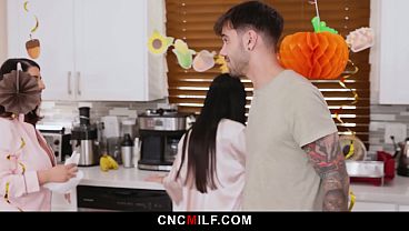 Ibu Tiri Marica Langsung Ngajarin Tradisi Bebas Pakai Di Keluarga Ini.