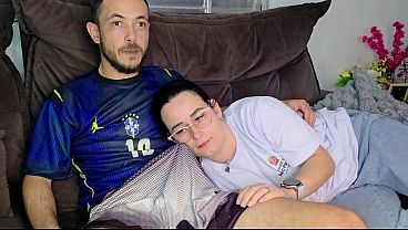 Irmãzinha é Provocada Pelo Meio-irmão Enquanto Veem O Jogo Do Brasil, Tesão No Ar.