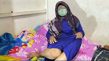 Wanita Berhijab Sibuk Merangsang Diri Sendiri